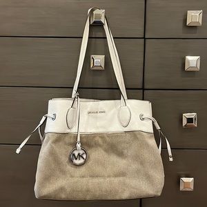 Michael Kors Handbag gently used. Size 14” across 11” top to bottom. 5” deep.